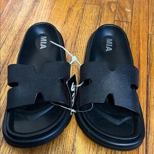 MIA Black Textured Slide Sandals